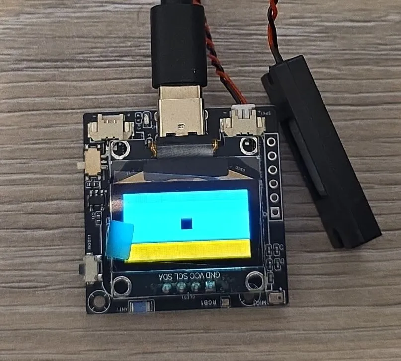 Photo of the board with display showing blue background with yellow stripe