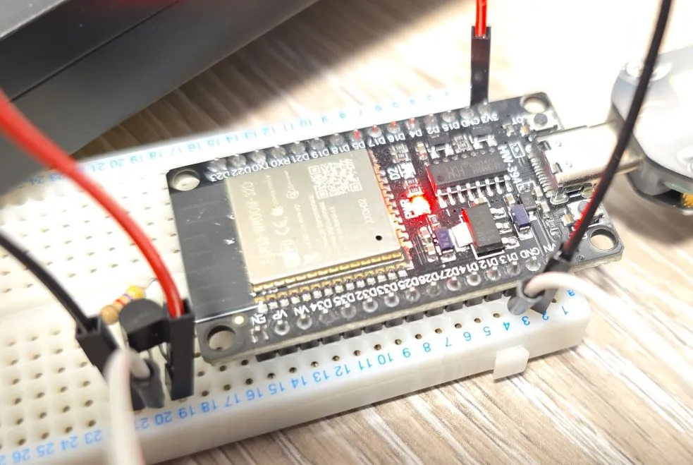 Wired up DS18B20 to ESP32 DevKit board